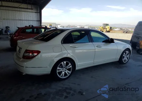 2009 Mercedes-Benz C 300 z USA, uszkodzony, nr VIN WDDGF54XX9R042708